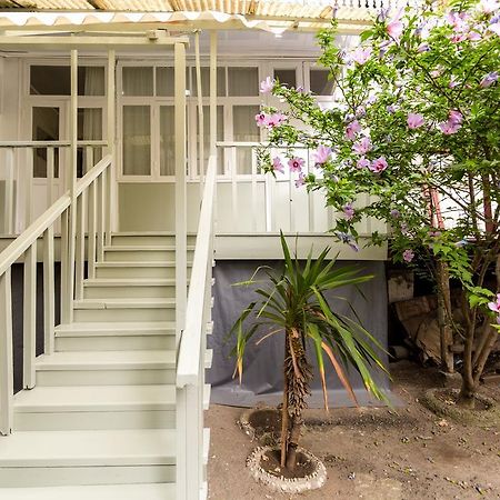 Apartment In Cozy Little Yard Тбилиси Экстерьер фото