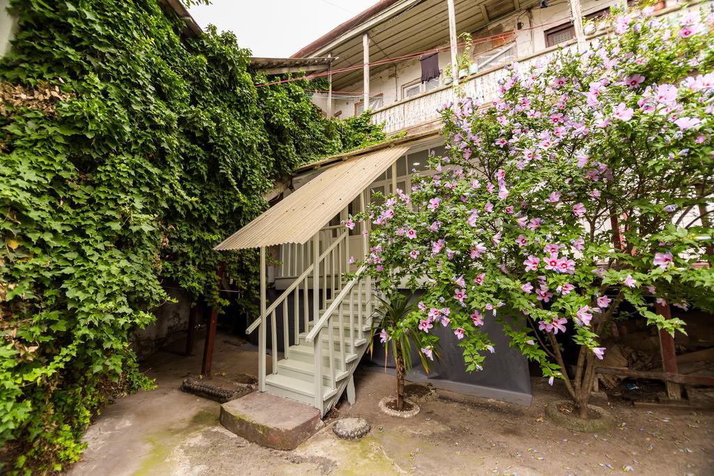 Apartment In Cozy Little Yard Тбилиси Экстерьер фото
