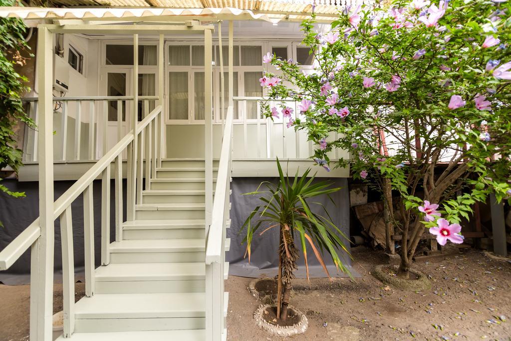 Apartment In Cozy Little Yard Тбилиси Экстерьер фото