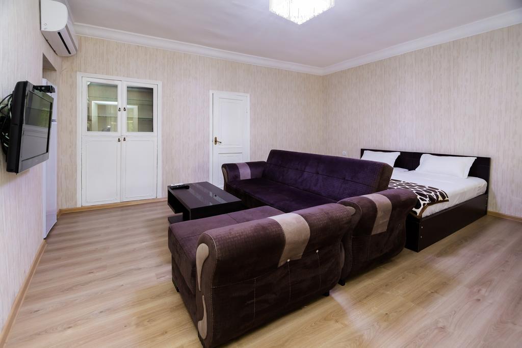 Apartment In Cozy Little Yard Тбилиси Экстерьер фото