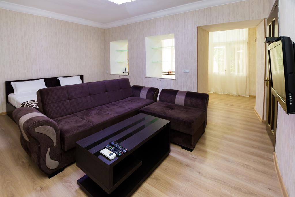 Apartment In Cozy Little Yard Тбилиси Экстерьер фото
