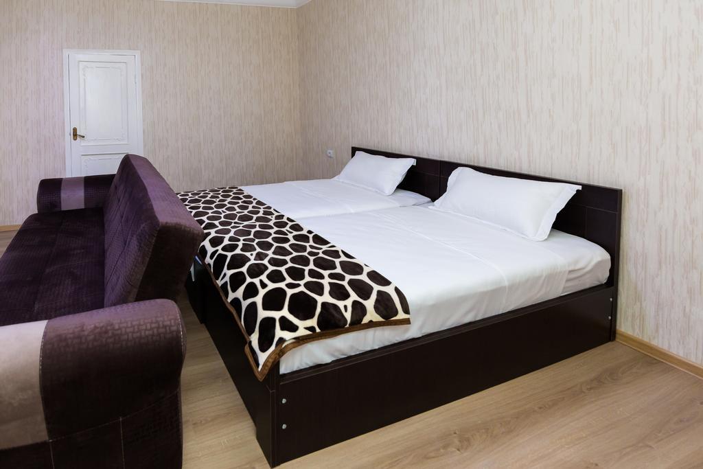 Apartment In Cozy Little Yard Тбилиси Экстерьер фото