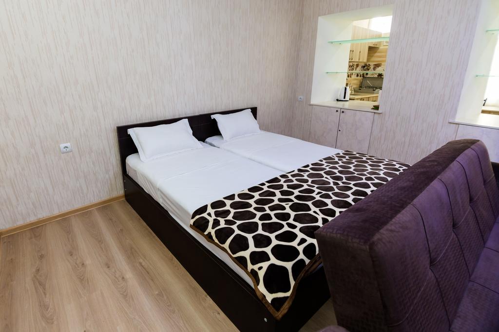 Apartment In Cozy Little Yard Тбилиси Экстерьер фото