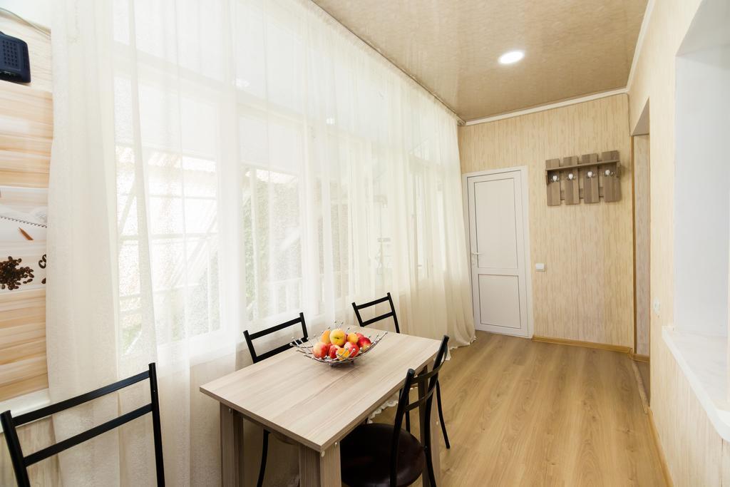 Apartment In Cozy Little Yard Тбилиси Экстерьер фото