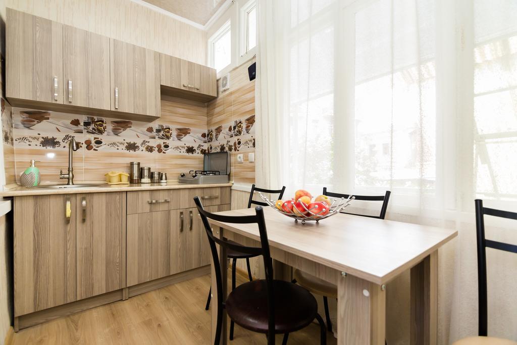 Apartment In Cozy Little Yard Тбилиси Экстерьер фото
