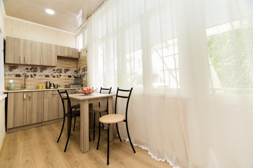 Apartment In Cozy Little Yard Тбилиси Экстерьер фото