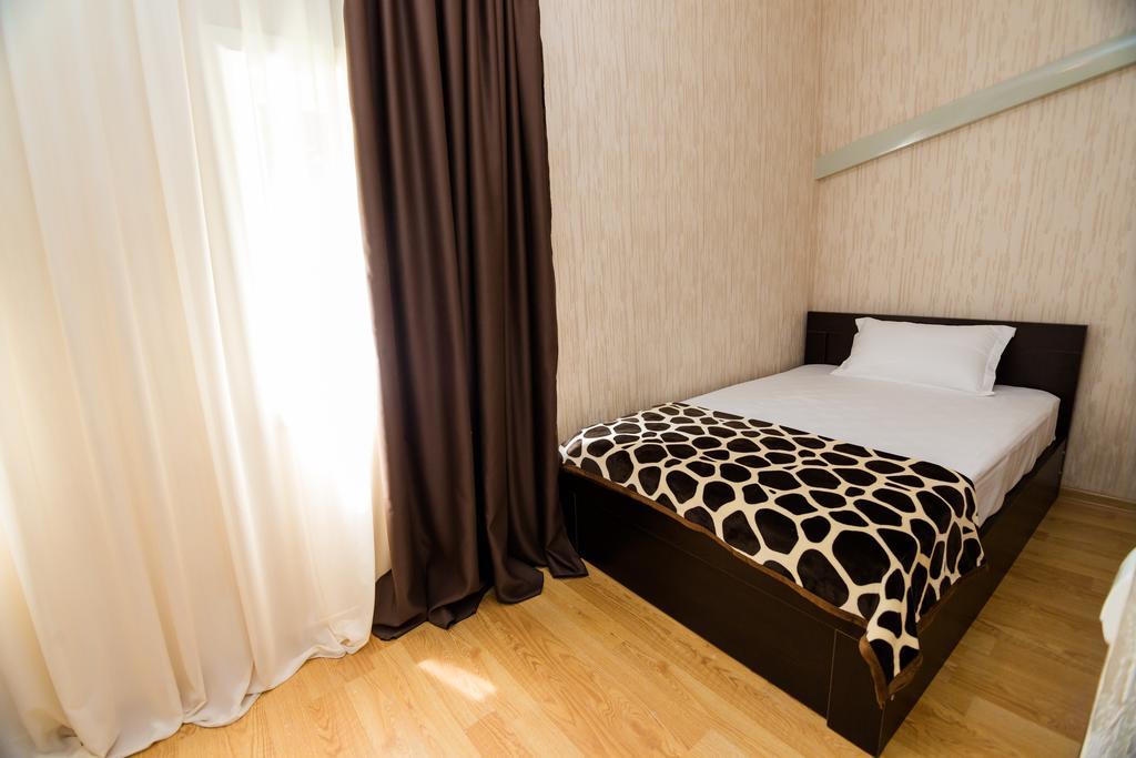 Apartment In Cozy Little Yard Тбилиси Экстерьер фото
