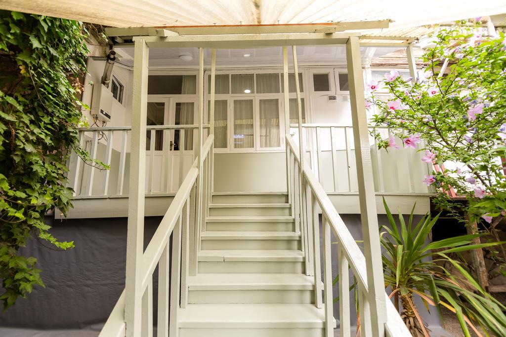 Apartment In Cozy Little Yard Тбилиси Экстерьер фото