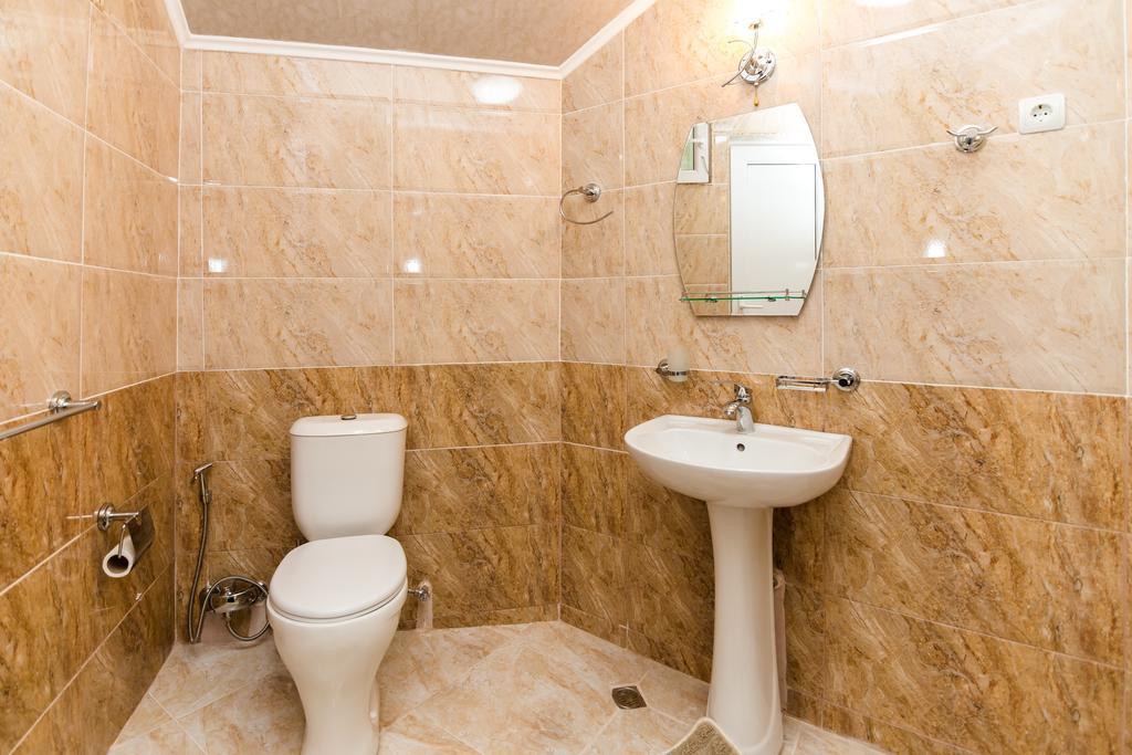 Apartment In Cozy Little Yard Тбилиси Экстерьер фото