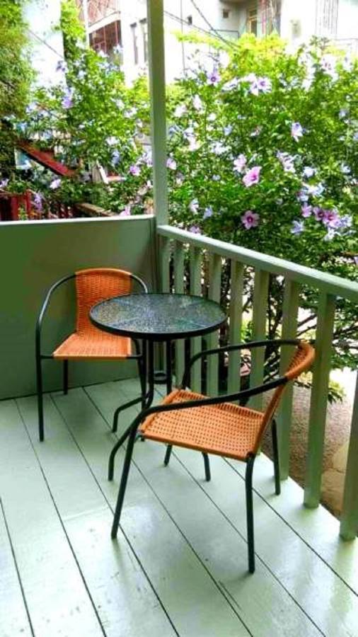 Apartment In Cozy Little Yard Тбилиси Экстерьер фото